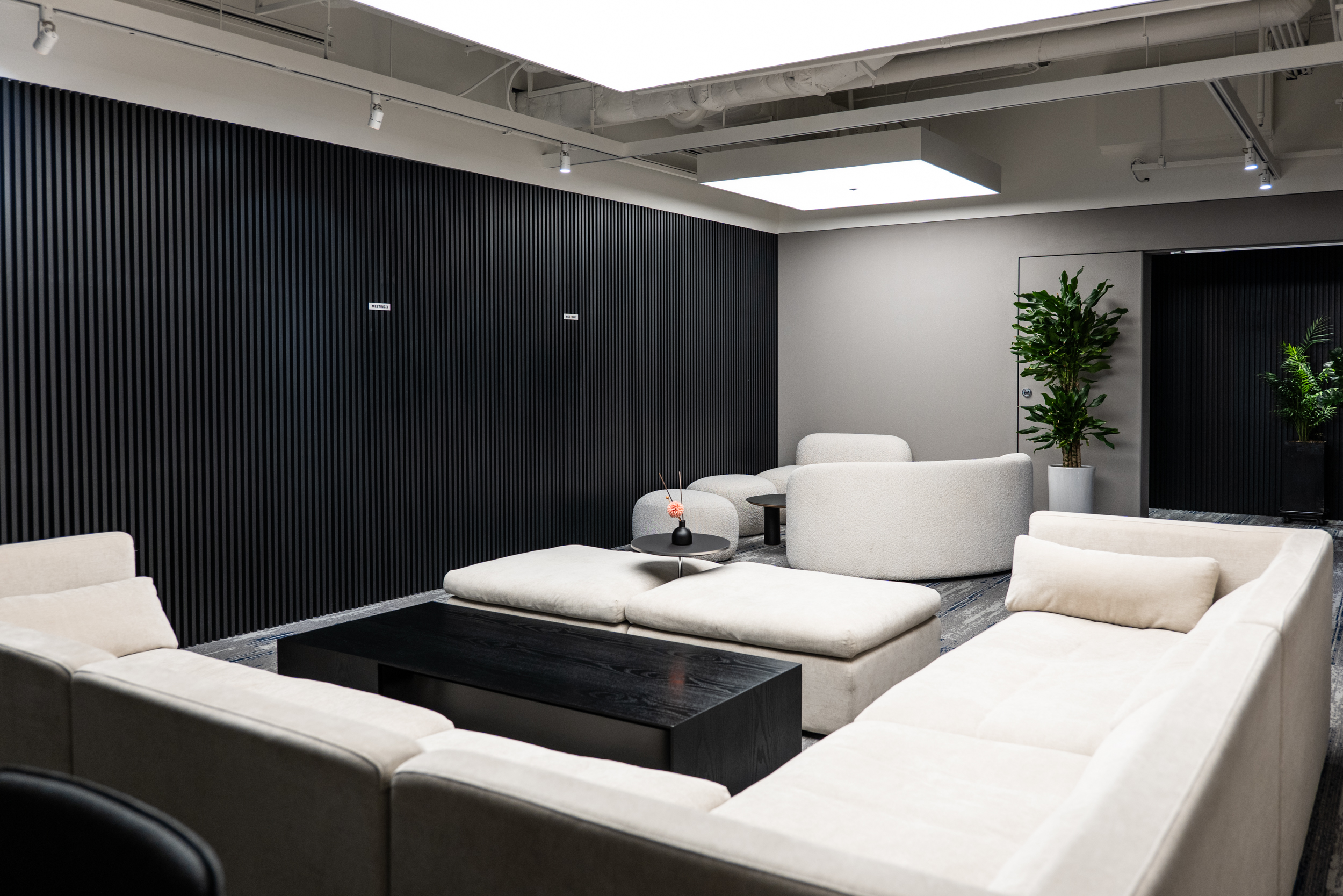 휴식이 필요할 때 사용하는
라운지 & 휴게실